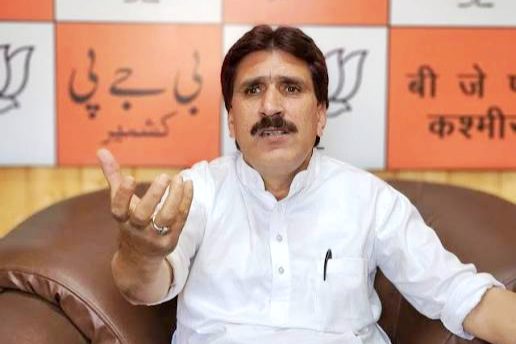 Omar Suffers ‘Double Setback’: Jantar Mantar Protest Failed, Remarks on Article 370 Validate BJP’s Stand, Says Altaf Thakur