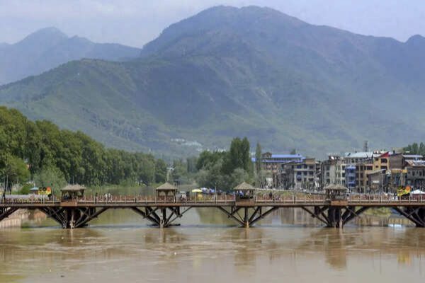 Jhelum continues to recede at Srinagar, but remains above flood declaration mark