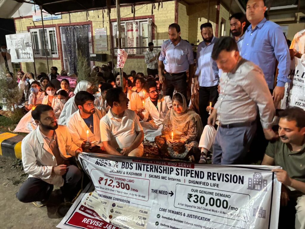 Mehbooba Mufti Meets Protesting Medical Students, Urges CM Omar to Resolve Stipend Issue Within Week